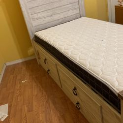 Single Bed w/headboard, footboard and Drawers