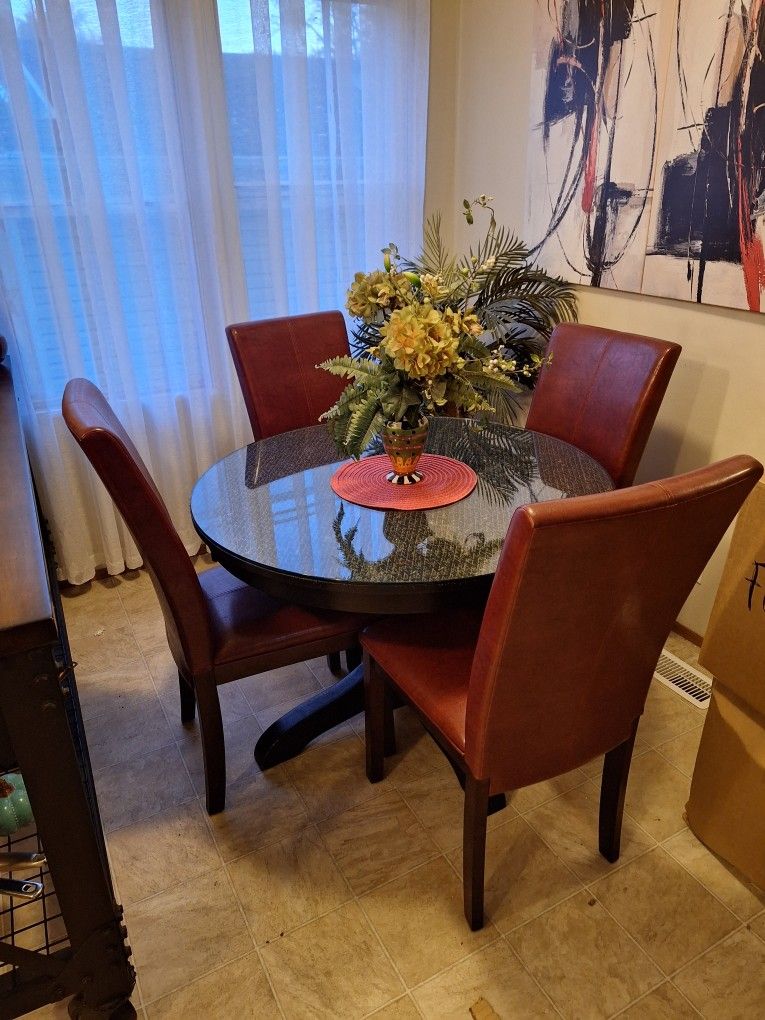 42" Round Pedestal Table w/custom Glass Top