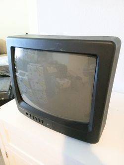 Vintage 13" Daewoo DTQ-14N2FC Color TV for retro gaming. Missing the power button but it can still be turned on and off.