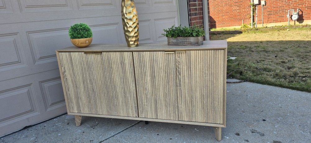 BEAUTIFUL LIGHT OAK SIDEBOARD OR BUFFET BRAND NEW GOLD HARDWARE 60X17X33 4 DOORS REGULABLE SHELVES