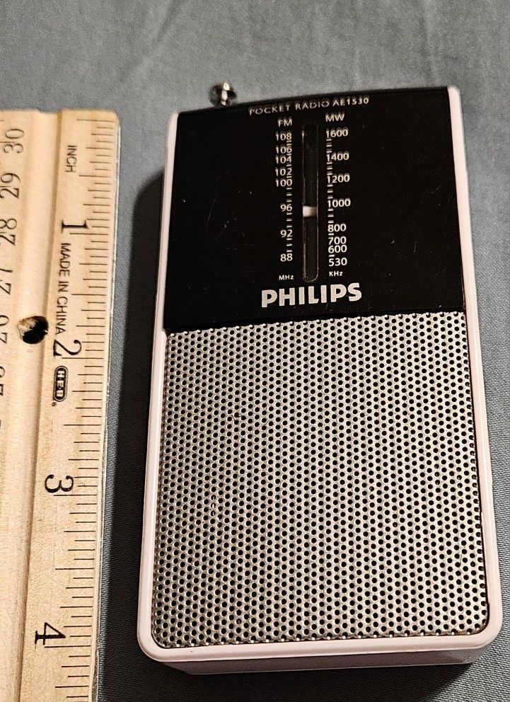 Tiny pocket radio Philips In Great working conditions Philips AE 1530 Portable Radio.