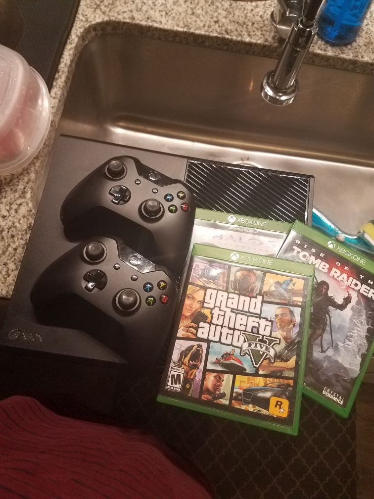 Xbox One 1tb with games and 2 controllers
