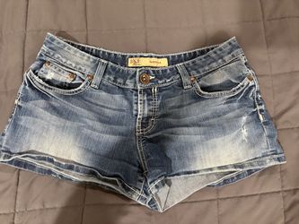 Women’s BKE Sabrina Jean shorts sz 30 from The Buckle   Cute flap back pockets Shortie short style