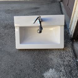 Zink Whit Faucet 24 Whit 16 Front.