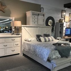 Brashland White Bench Panel Bedroom Set (Queen and King Bed Frame