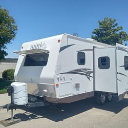 2015 ROCKWOOD MINI LITE 22 FT TOTAL WITH SLIDE IN EXCELLENT CONDITION INSIDE AND OUT