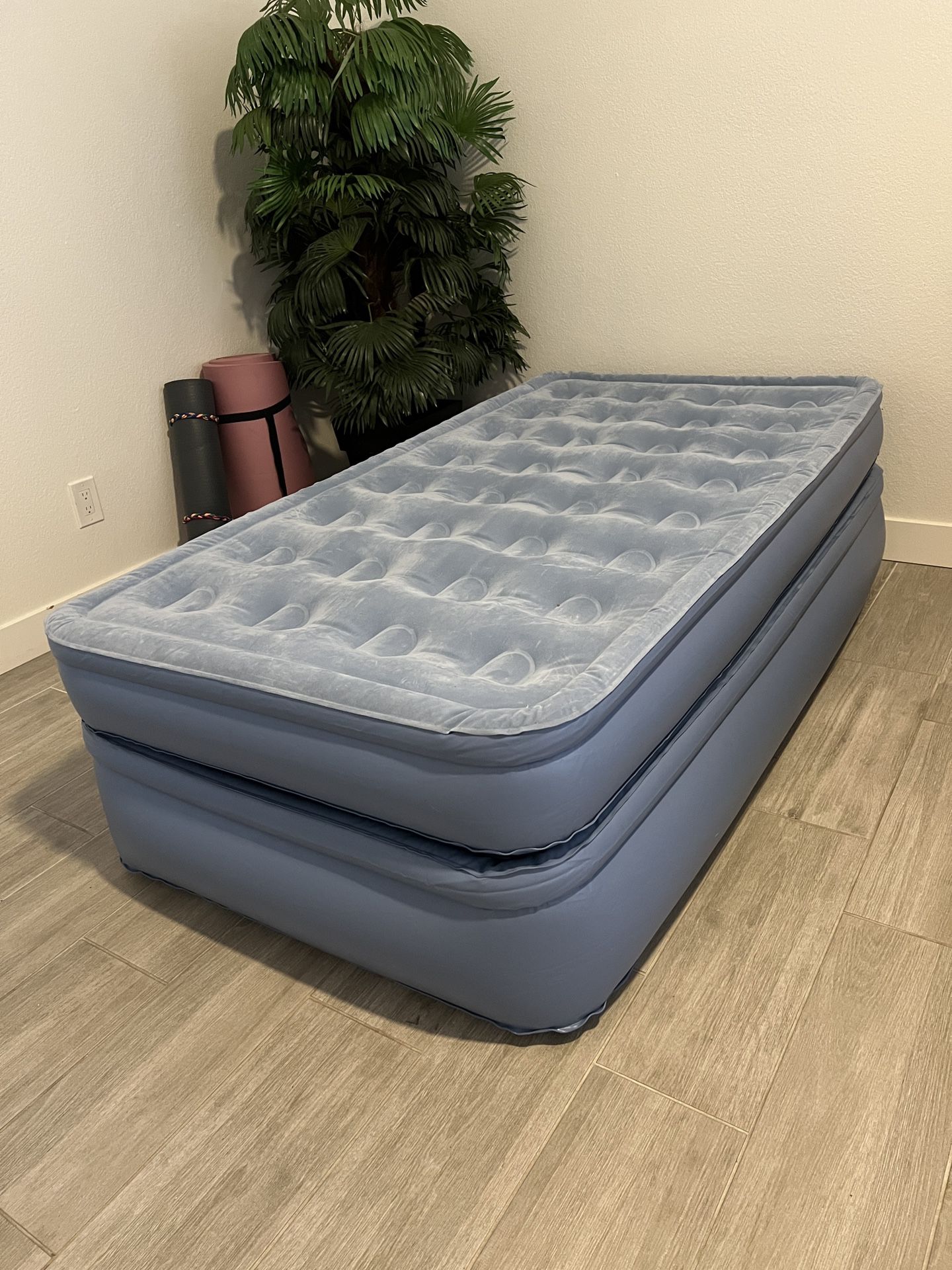 Twin Aerobed Inflatable Mattress. Like New. Double High, No Leaks, Used Once Or Twice. 