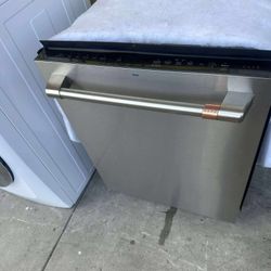 Dishwasher Like New With Warrantt 24 Incges Wide 