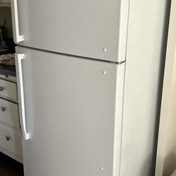 Insignia Fridge with Top Freezer