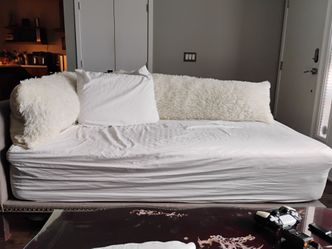 Daybed with NEW Mattress and Pillows