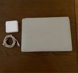 MacBook Pro (13-inch, 2016, Two Thunderbolt 3 ports)