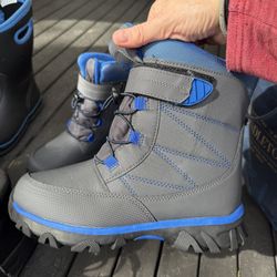 Size 7 Boots One Snow And Two Army Boots Located In north Tacoma $10 Each 
