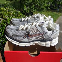 New Women's Nike Zoom Vomero 5 Women Size 6