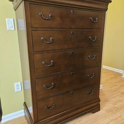 Clean and Nice Brown 5 Drawer Chest /Tall Dresser.  BROYHILL 