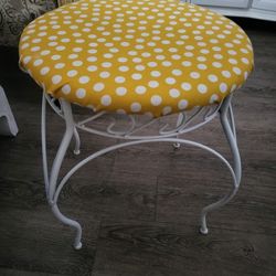  Very Clean And Sturdy White Stool For A Vanity And Lamp , Desk Or  Stool For Make-Up Table Great In Any Girls Room 