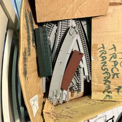 HO train Tracks With 2 Cars