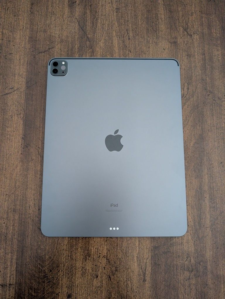 Apple iPad Pro 12.9-Inch w/ Apple Pencil and Keyboard Case