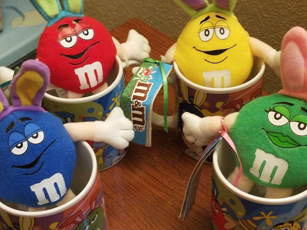 M&M'S EASTER COFFEE CUPS WITH STUFFED TOYS