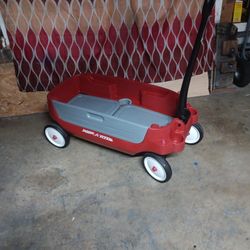 RADIO FLYER  GRAND  CARAVAN EXCELLENT  CONDITION  LIGHTLY USED. NO CRAYON OR PENS OR MARKER DOODLES  COME GET IT TONIGHT FOR FIFTEEN BUCKS 