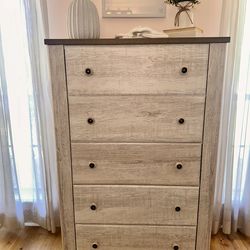 Modern Farmhouse 5-Drawer Dresser – Solid, Clean & Great Condition