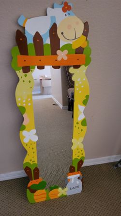 Wall-mountable Kids Mirror