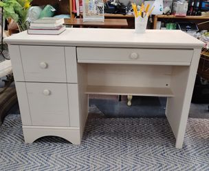 Desk with hidden keyboard drawer