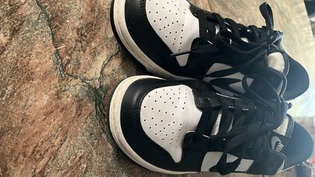 SIZE 7 PANDA DUNKS A COUPLE OF STANS BUT NOT NOTICABLE NO SCUFFS OR ANYTHING ELSE