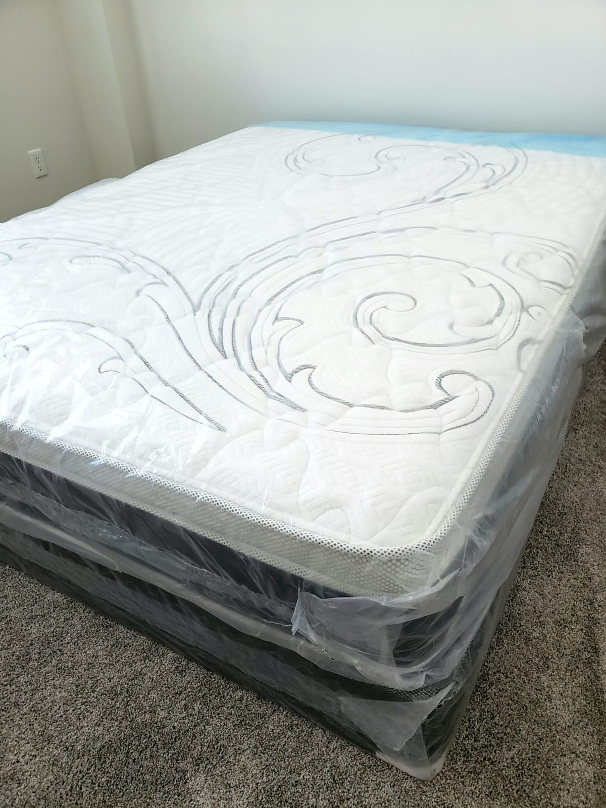 NEW QUEEN PILLOW TOP MATTRESS WITH BOX SPRING. Bed frame is not available. Take it home the same day 👍