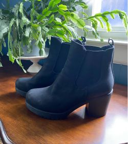Women’s 8 Black Leather Ankle Boots