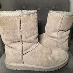 Grey pair of Koolaburra by uggs. Size 7