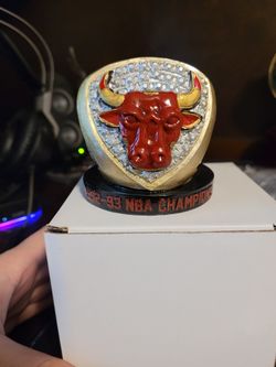 1993 3 Peat bulls championship ring statue