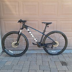 TREK MARLIN 5 MOUNTAIN BIKE 29 ER LIKE NEW ( MEDIUM) CHECK MY OTHER BIKES 