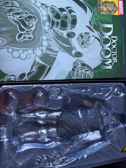 Hot Toys Marvel Doctor Doom 1/6 Scale Collectible Figure CMS022 STANDARD VERSION
