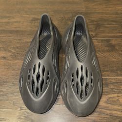 Yeezy foam RNR Size 10.5 (Onyx)