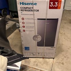 Hisense 3.3-cu ft Mini Fridge Silver