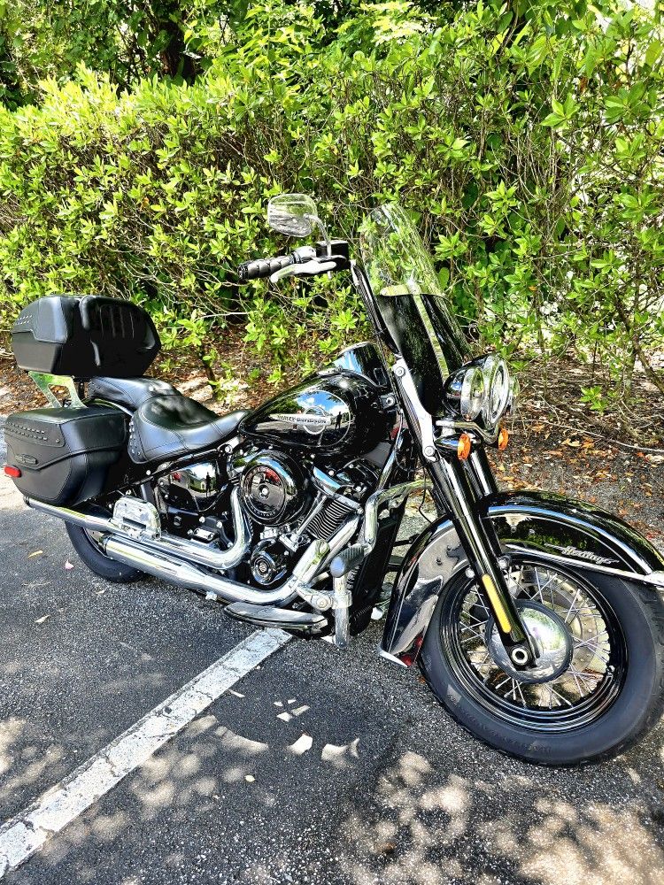 2018 Harley Davidson Heritage. 4k Miles. Clean Title. Mint Condition