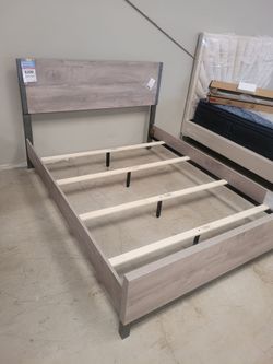 Queen Bed/ NEW 