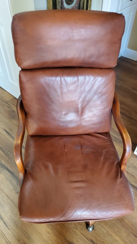 High Back Genuine Leather And Solid Oak Swival Desk Chair