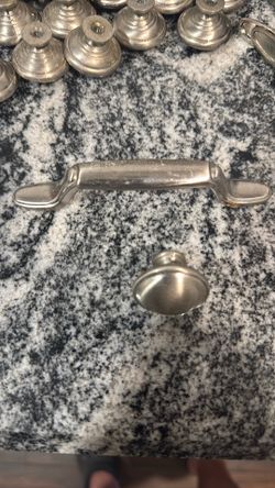 Knobs and Pull Handles