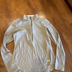 Woman’s under Armour light quarter zip size small shipping available
