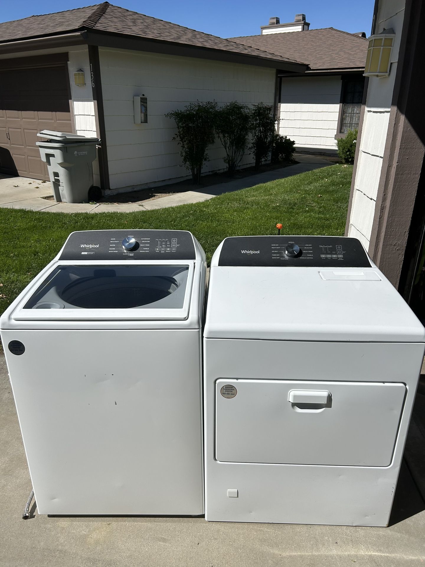 White Whirlpool Washer & Dryer Set 