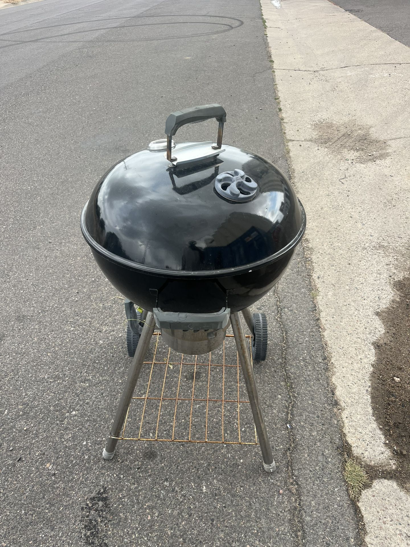 Napoleon 22 Inch Charcoal Kettle Grill - Black -