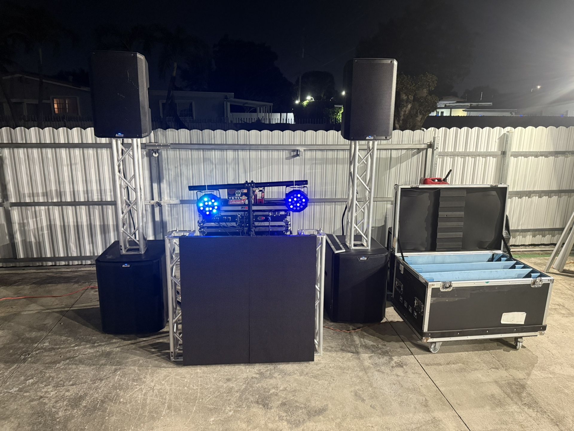DJ EQUIPMENT LIGHTS AND LED SCREEN