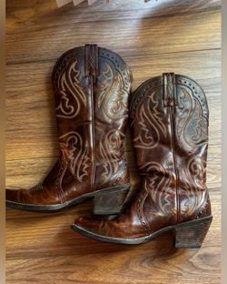 Ariat women’s 7.5 B Brown Embroidered Western Cowboy Boots