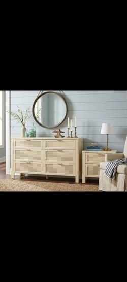 ✨ POWER SALE ✨
Beautiful Vintage Vaughan 2-Piece Dresser Set 🏡🤍