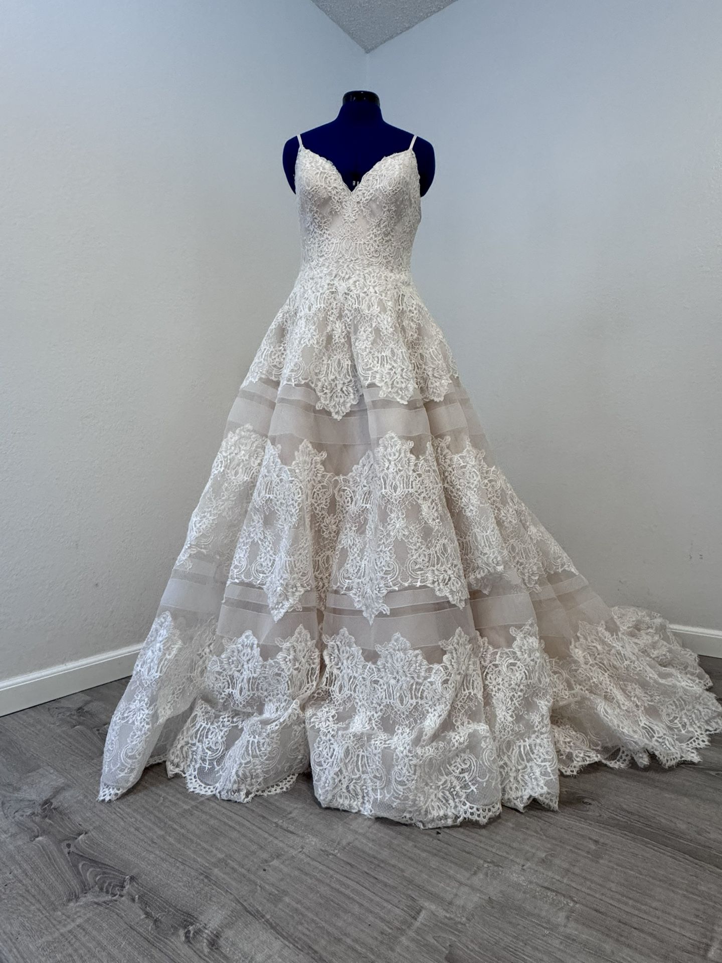 Brand New Luxurious Floral Lace Wedding Dress