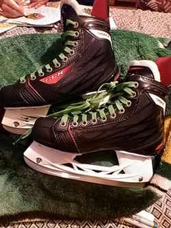 ICE HOCKEY SKATES SZ 7