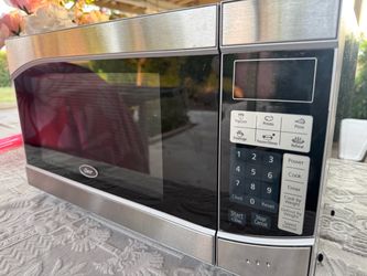 Oster 0.9-cu ft 900-Watt Countertop Microwave (Stainless/Black)