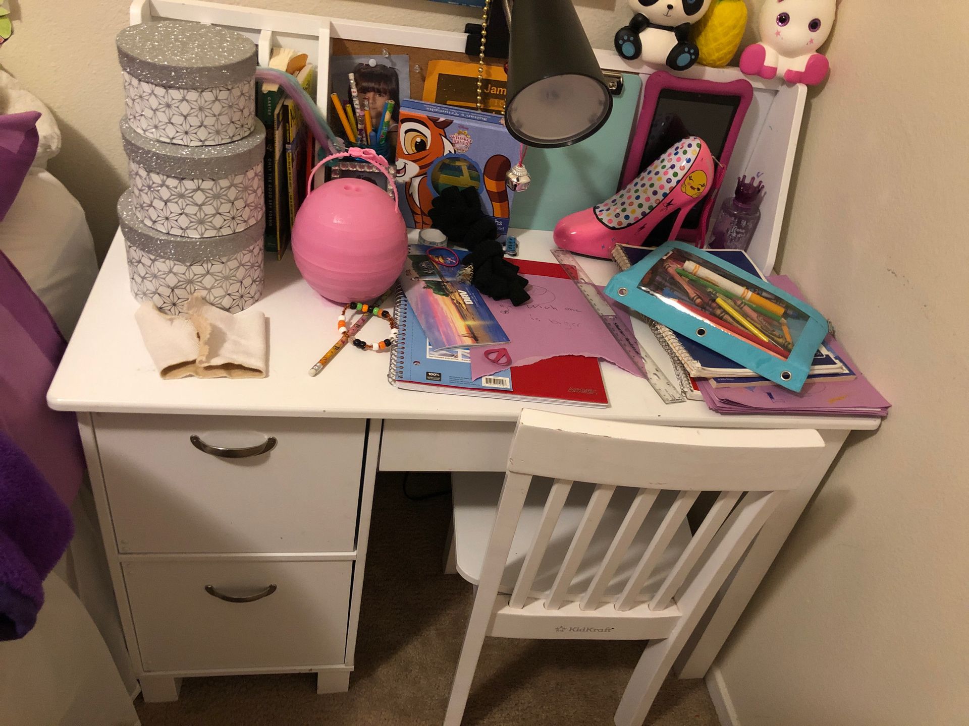 Kids desk