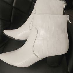 Qupid White Booties Unisex Size 10 Worn a Few times Like New $7 Pick up Mckinney